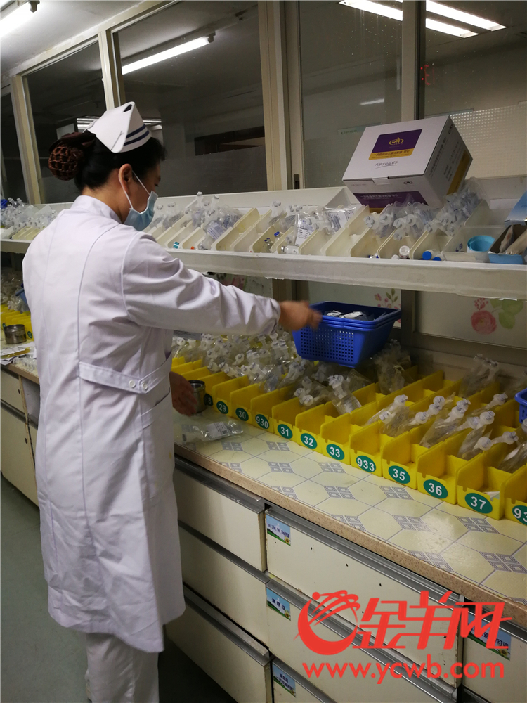 珠江医院血液科护士正在进行化疗配药