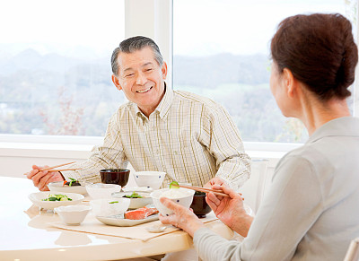 老年人吃饭一定要注意骨头,鱼刺 图/视觉中国