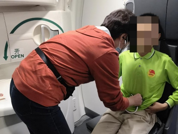 飞机上小学生突发胃痉挛，广州援疆医生出手救治