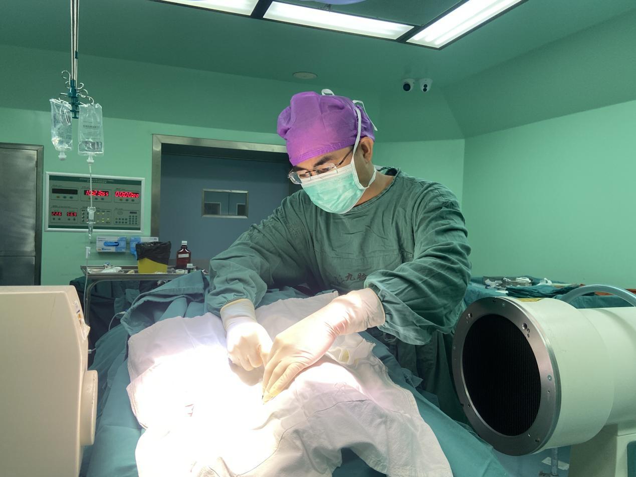 张旭标手术中.jpg