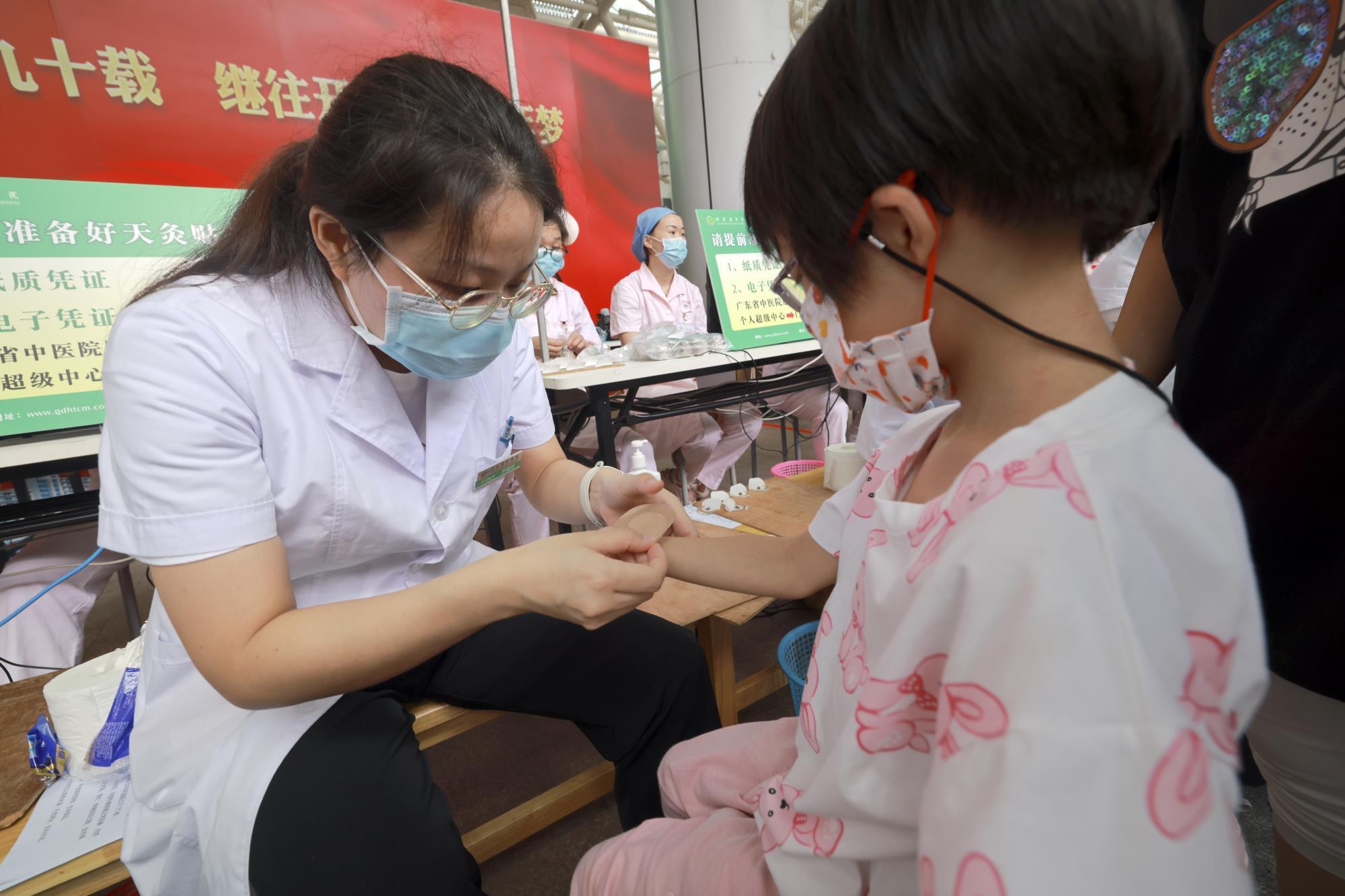 5 小朋友也来贴天灸 小.jpg