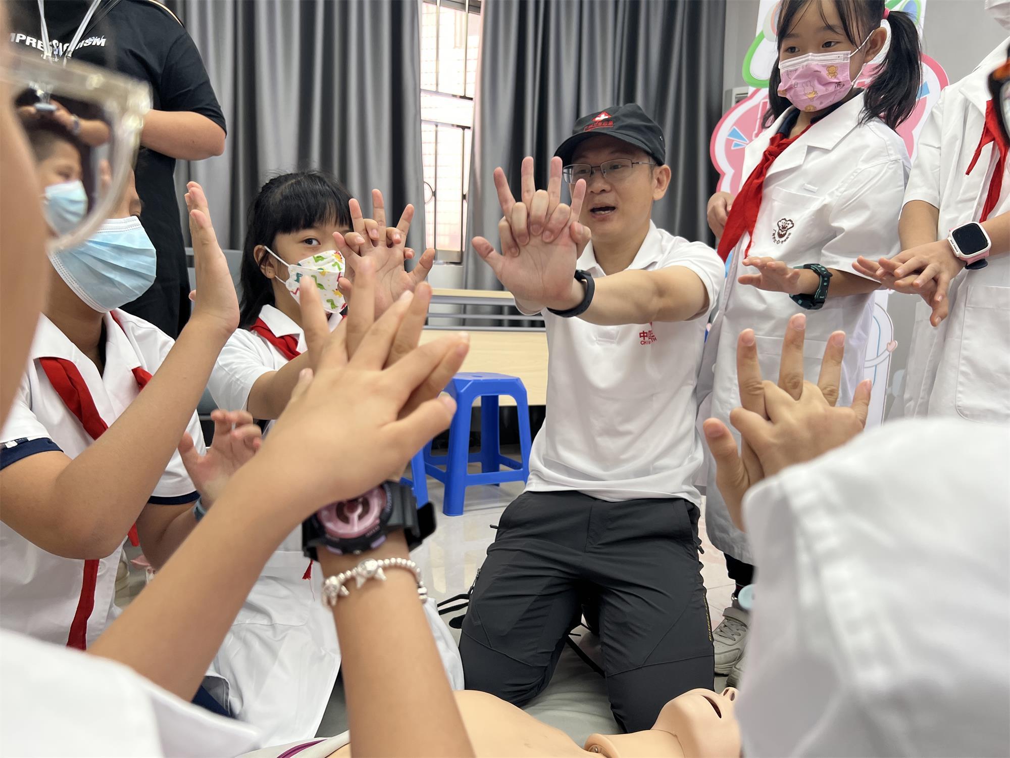 “小医生”学急救！世界急救日，广州多了一群“应急小医生”