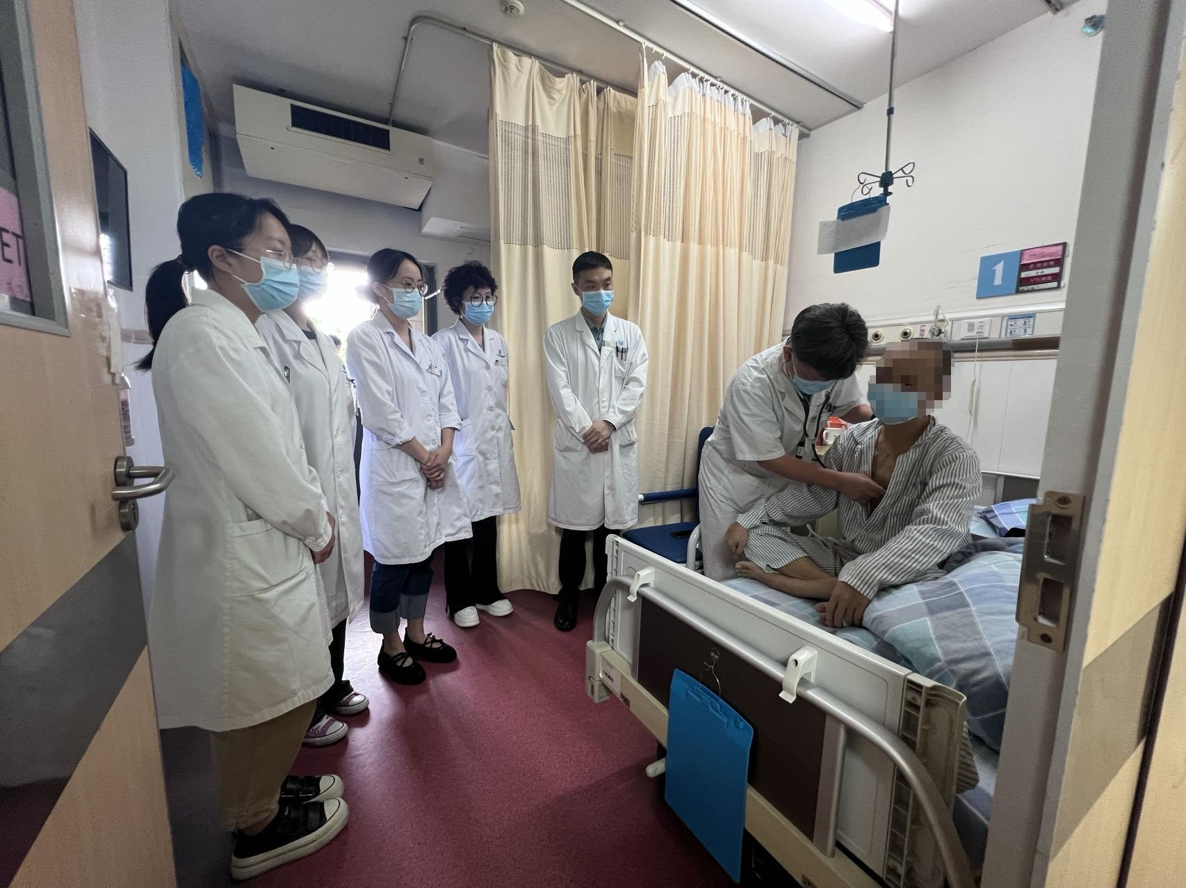 6月6日刘锦全主任团队查房_副本 (2).jpg