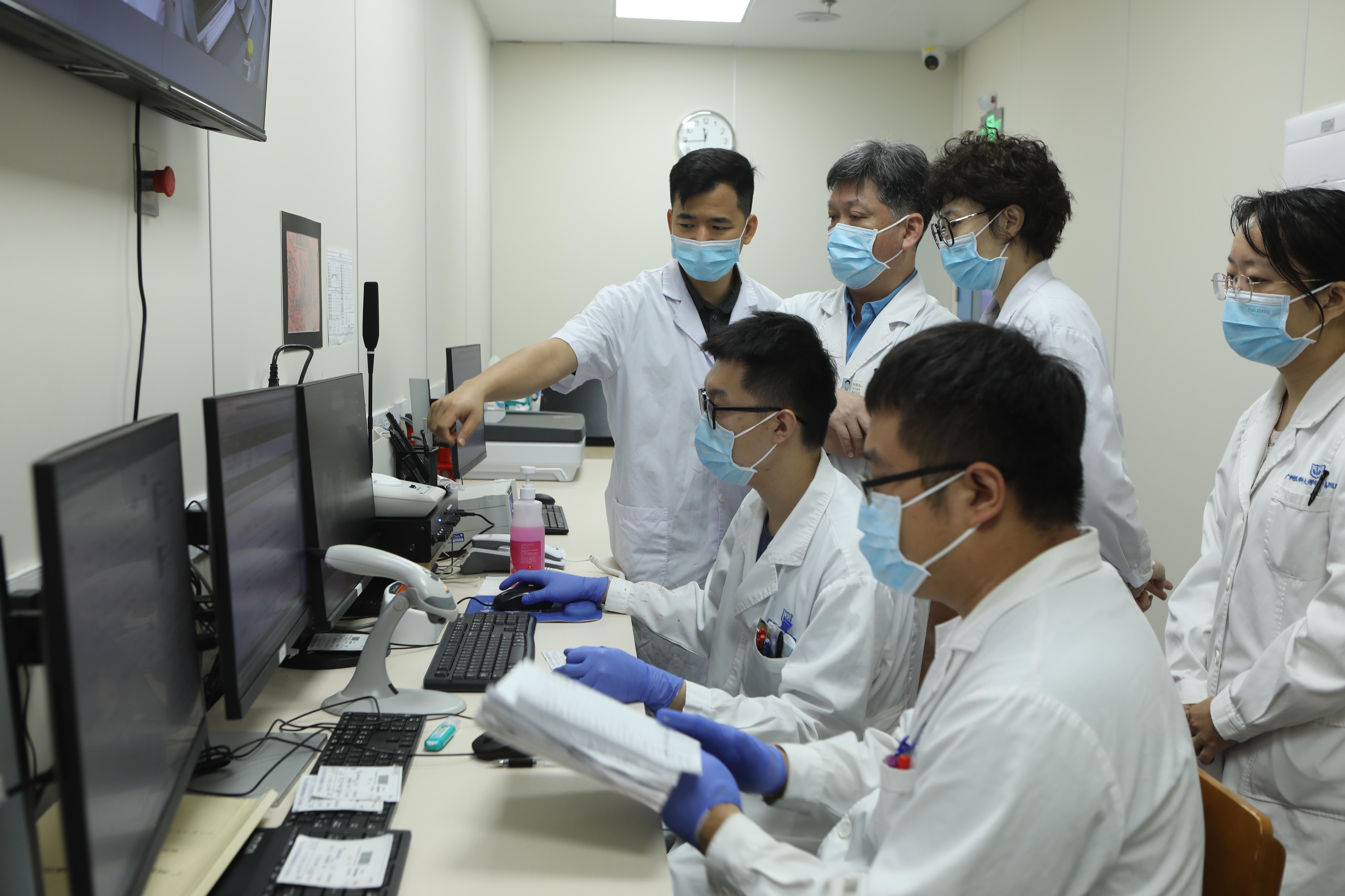 主管医生全程参与和监控整个放疗的过程 (2).JPG